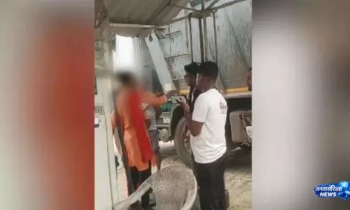 Mayurbhanj में पेट्रोल पंप पर महिला कर्मचारी से बदसलूकी, 4 गिरफ्तार Mayurbhanj में पेट्रोल पंप पर महिला कर्मचारी से बदसलूकी, 4 गिरफ्तार