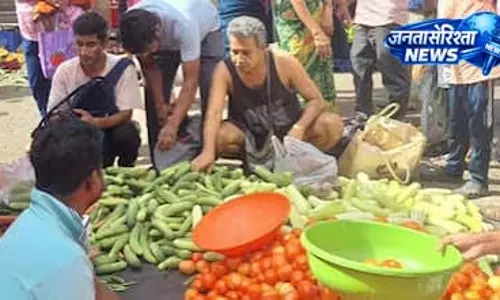 पंचायत फेम विधायक जी का देसी स्टाइल, मंडी में दिखा अलग रूप पंचायत फेम विधायक जी का देसी स्टाइल, मंडी में दिखा अलग रूप