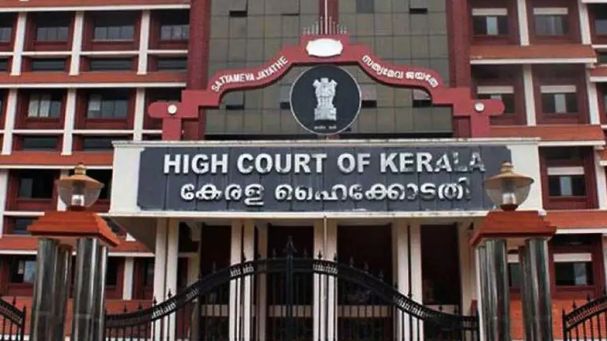 HC ने केरल के हेल्थ डायरेक्टर के ट्रांसफर को मंजूरी दी, ट्रिब्यूनल की रोक हटाई