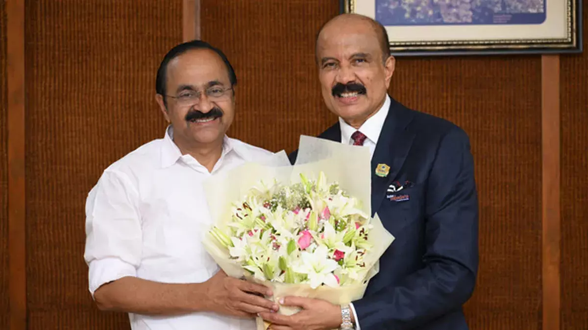 kerala: स्वास्थ्य और विकास पर डॉ. आज़ाद मूपन–सीएम बैठक kerala: स्वास्थ्य और विकास पर डॉ. आज़ाद मूपन–सीएम बैठक