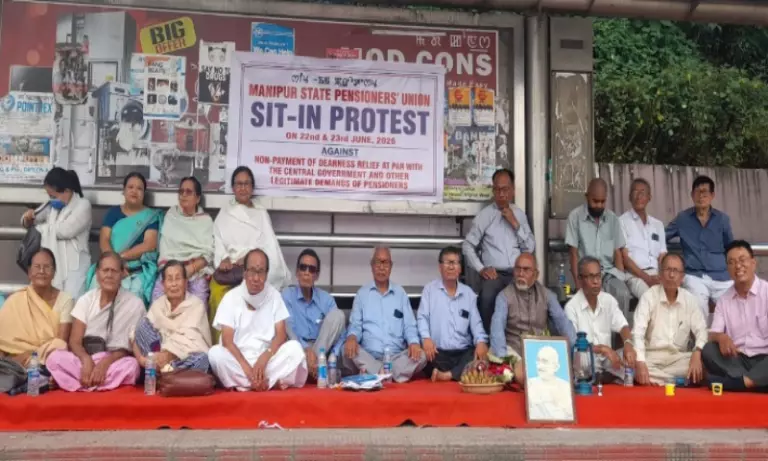 Manipur में कर्मचारियों की सामूहिक छुट्टी से दफ्तर प्रभावित Manipur में कर्मचारियों की सामूहिक छुट्टी से दफ्तर प्रभावित