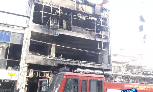 लखनऊ में आग से बचाव अभियान: SDRF ने अंदर जाने के लिए 2 बड़े छेद किए लखनऊ में आग से बचाव अभियान: SDRF ने अंदर जाने के लिए 2 बड़े छेद किए