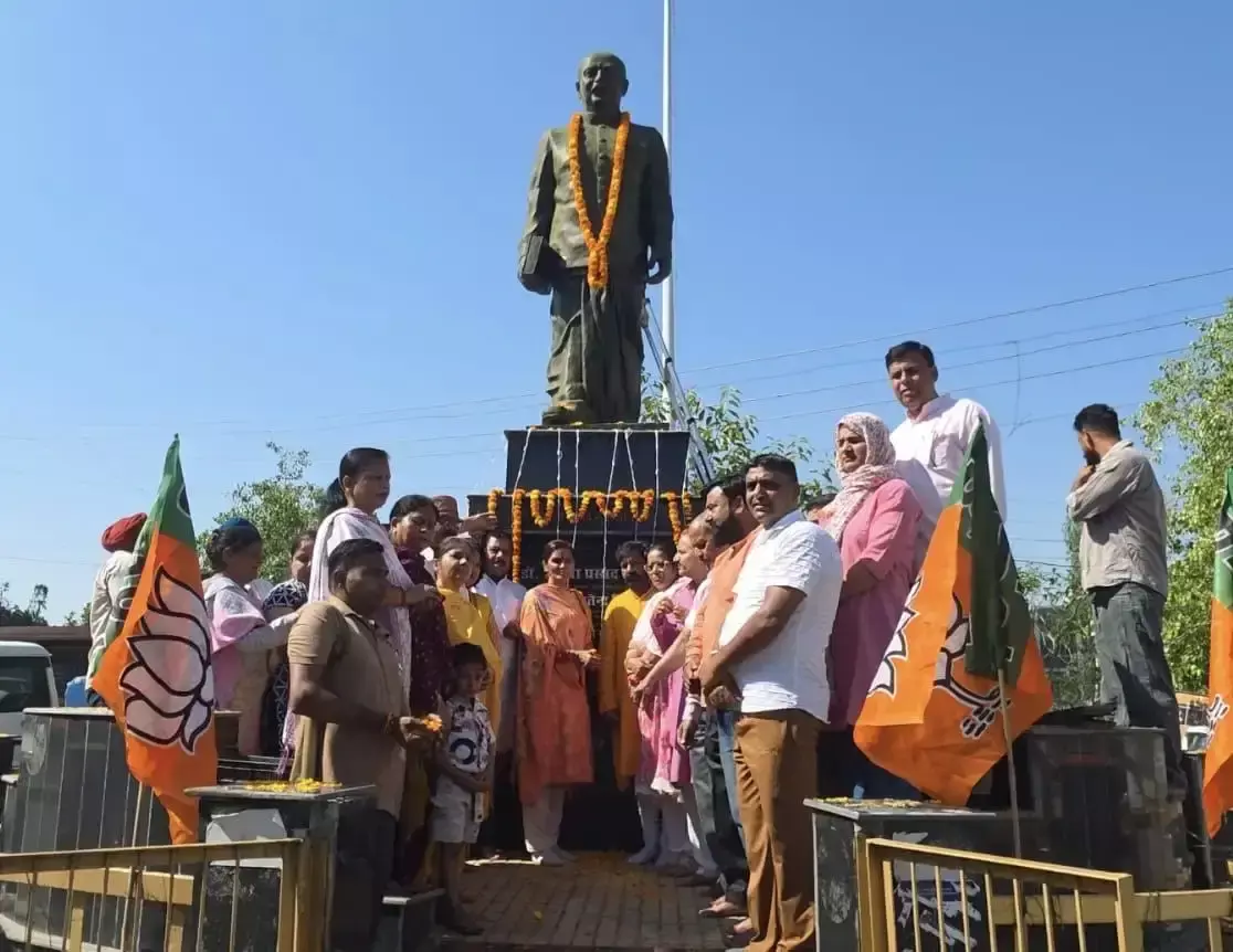Kathua: बलिदान दिवस पर भाजपा का श्रद्धांजलि कार्यक्रम, डॉ. मुखर्जी को किया याद Kathua: बलिदान दिवस पर भाजपा का श्रद्धांजलि कार्यक्रम, डॉ. मुखर्जी को किया याद