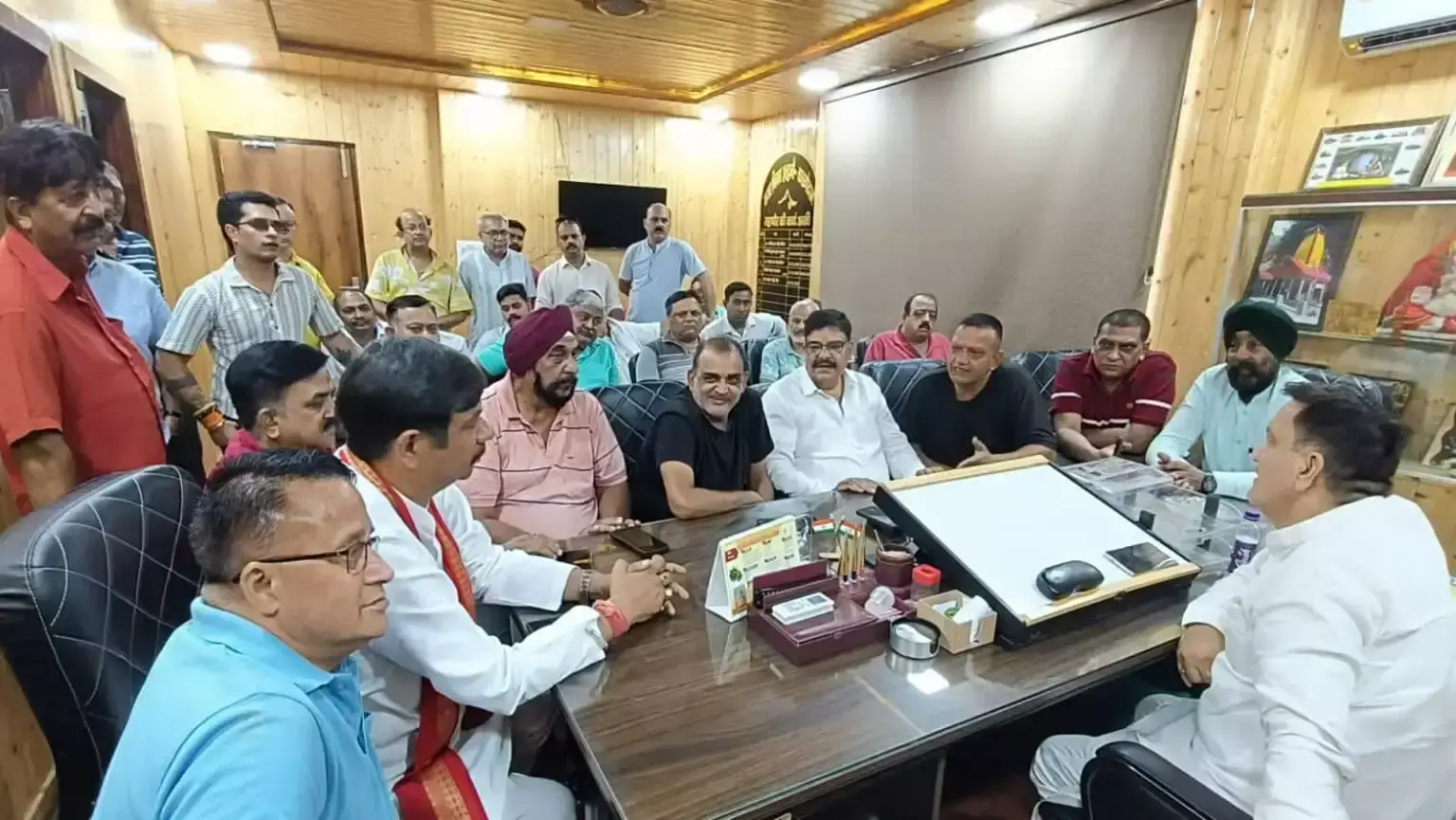 Haldwani: दुकानों के किराये को लेकर व्यापारियों और मेयर के बीच हुई अहम बैठक Haldwani: दुकानों के किराये को लेकर व्यापारियों और मेयर के बीच हुई अहम बैठक
