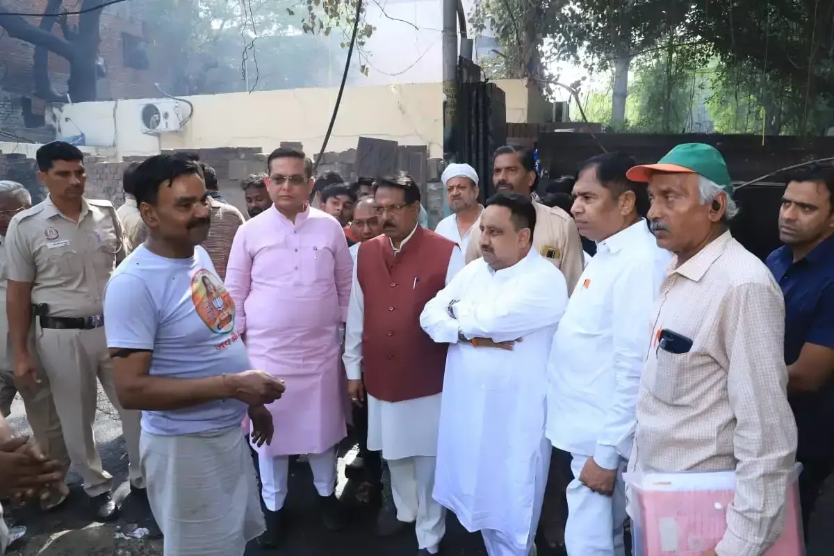 New Delhi: भाजपा नेता हर्ष मल्होत्रा ने अग्निकांड पीड़ितों को सहायता का भरोसा दिया
