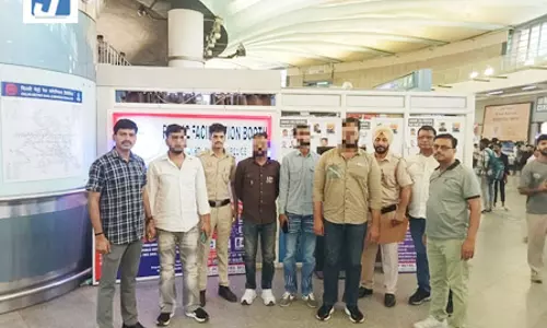 चलती मेट्रो ट्रेन में गश्त के दौरान चार संदिग्ध गिरफ्तार, दो चोरी के मोबाइल बरामद