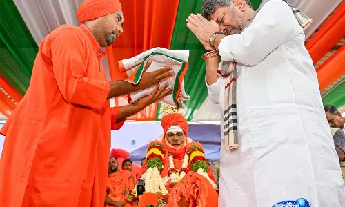 मुम्मदी निर्वाण महास्वामीजी का निधन, CM डीके शिवकुमार ने देगुला मठ पहुंचकर दी श्रद्धांजलि