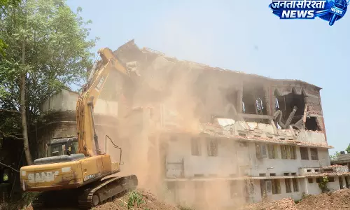 रायपुर में सेंट पॉल स्कूल परिसर में अवैध निर्माण पर कार्रवाई रायपुर में सेंट पॉल स्कूल परिसर में अवैध निर्माण पर कार्रवाई