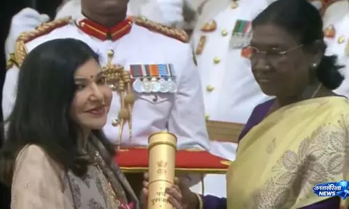 Alka Yagnik को मिला पद्म भूषण, समारोह के बाद स्वास्थ्य को लेकर फैंस चिंतित Alka Yagnik को मिला पद्म भूषण, समारोह के बाद स्वास्थ्य को लेकर फैंस चिंतित
