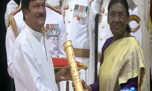 दिग्गज तेलुगु अभिनेता गद्दे बाबू राजेंद्र प्रसाद को Padma Shri सम्मान दिग्गज तेलुगु अभिनेता गद्दे बाबू राजेंद्र प्रसाद को Padma Shri सम्मान