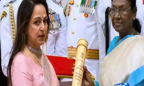 Hema Malini ने धर्मेंद्र की ओर से पद्म विभूषण ग्रहण किया, भावुक क्षण Hema Malini ने धर्मेंद्र की ओर से पद्म विभूषण ग्रहण किया, भावुक क्षण