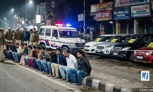 फ्लाईओवर जन्मदिन पार्टी मामला: मुख्य आरोपी हिरासत में, 14 लोग पकड़े गए, चार कारें भी जब्त