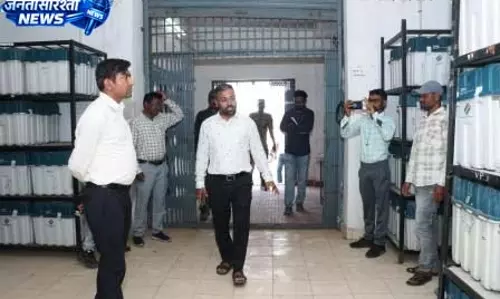 कलेक्टर ने किया ईवीएम व वीवीपैट वेयरहाउस का त्रैमासिक आंतरिक निरीक्षण