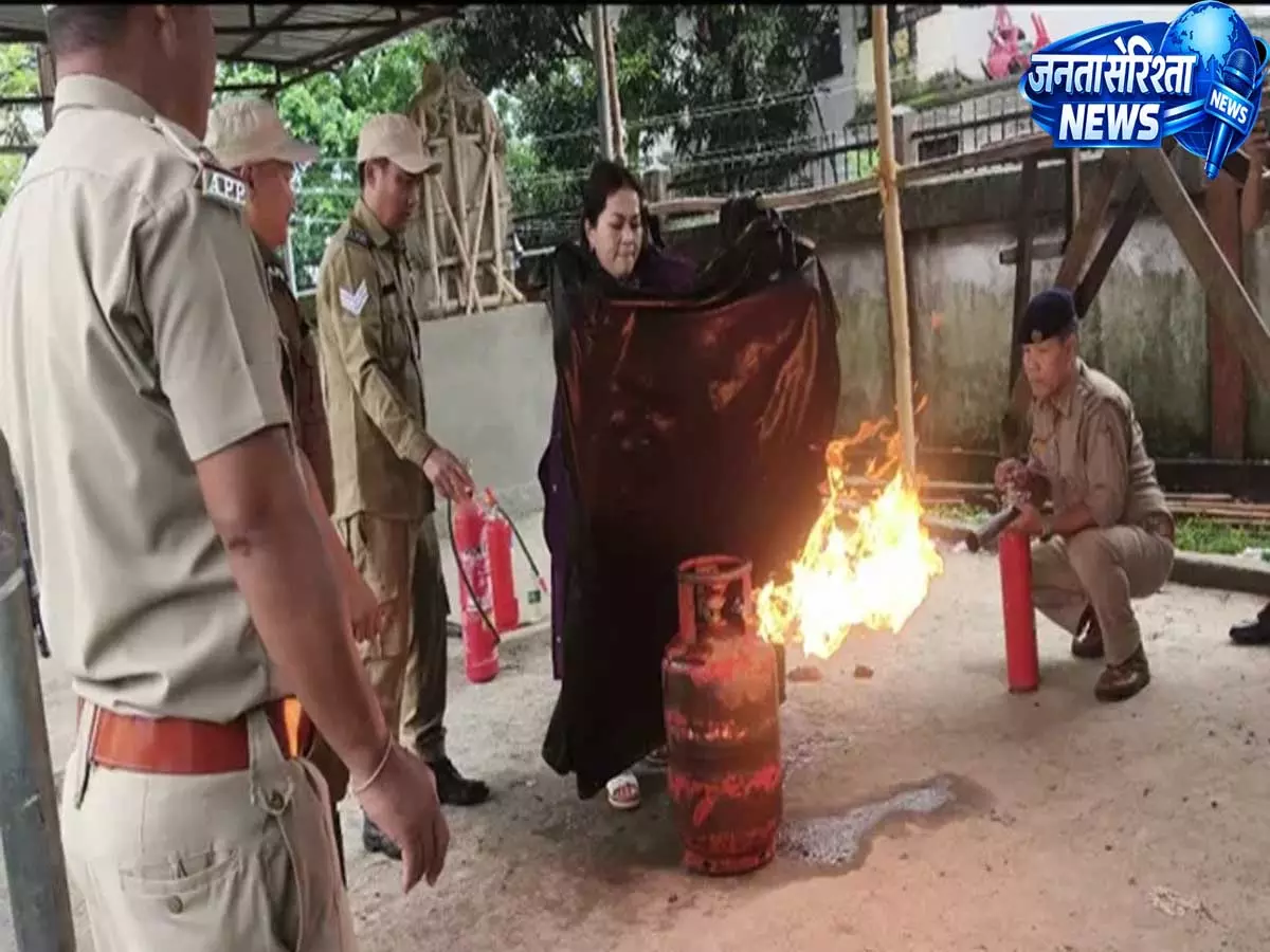Likabali: अग्नि सुरक्षा उपायों का प्रदर्शन, लोगों को दिए गए जरूरी संदेश Likabali: अग्नि सुरक्षा उपायों का प्रदर्शन, लोगों को दिए गए जरूरी संदेश
