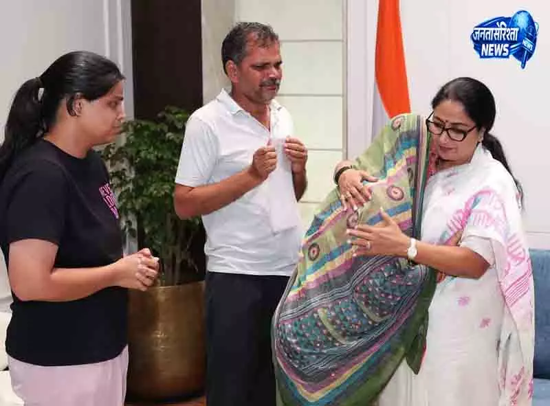 Delhi CM ने पीड़ित परिवारों को 10 लाख की सहायता दी Delhi CM ने पीड़ित परिवारों को 10 लाख की सहायता दी