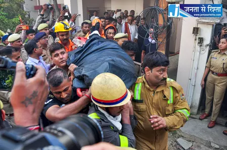 लखनऊ अग्निकांड : हादसे में जान गंवाने वालों की सूची आई सामने, दो का इलाज जारी लखनऊ अग्निकांड : हादसे में जान गंवाने वालों की सूची आई सामने, दो का इलाज जारी