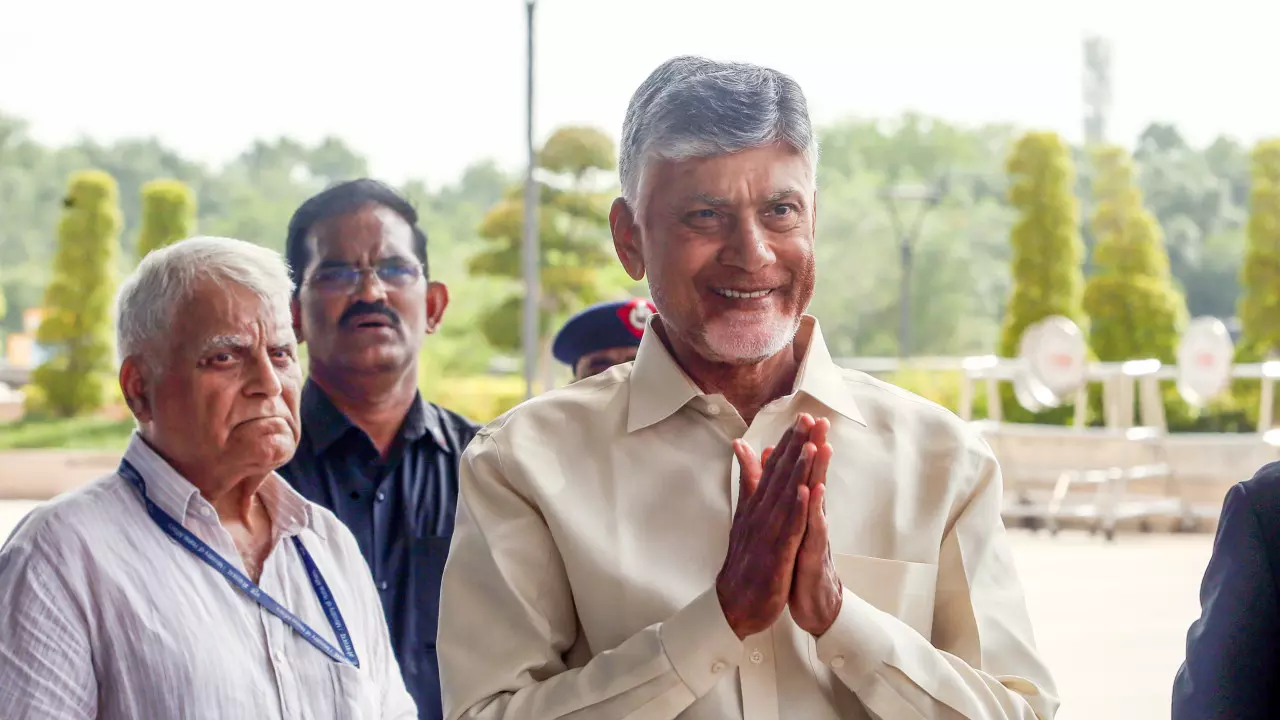 Andhra: CM नायडू ने अधिकारियों को राजनीतिक दलों की साजिशों के प्रति आगाह किया