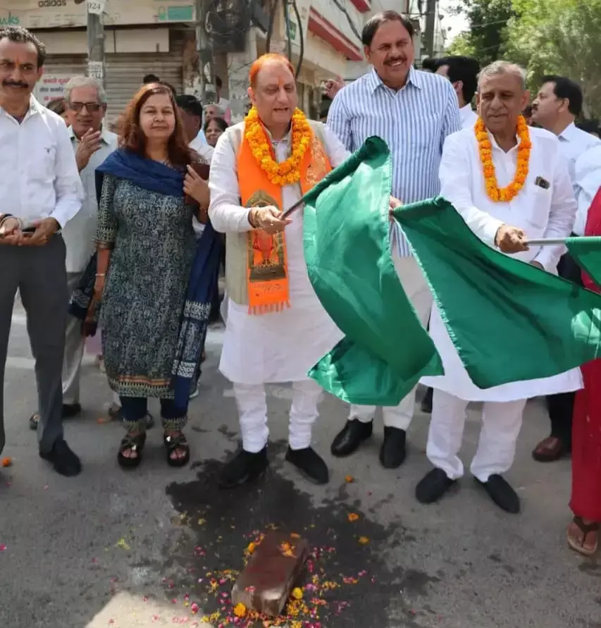 New Delhi: रोहिणी में सफाई व्यवस्था के लिए 35 वाहनों को हरी झंडी New Delhi: रोहिणी में सफाई व्यवस्था के लिए 35 वाहनों को हरी झंडी