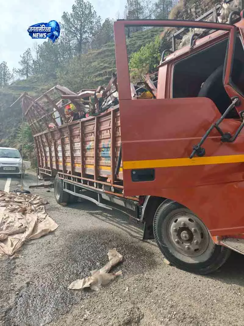 Shimla ठियोग में ट्रक के खाई में गिरने से एक की मौत, 18 घायल