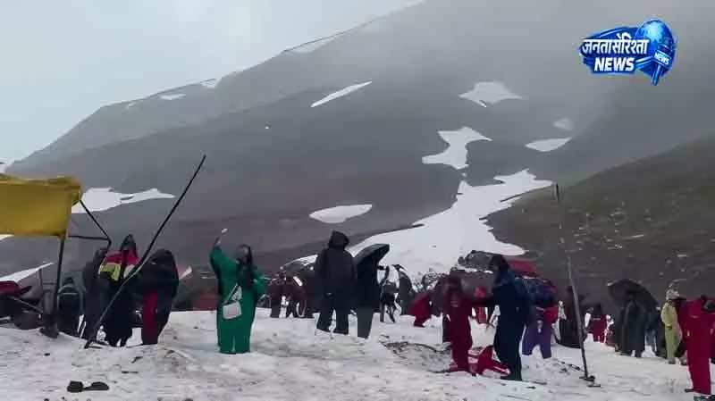 Himachal में अनोखी बर्फबारी से पर्यटक खुश Himachal में अनोखी बर्फबारी से पर्यटक खुश