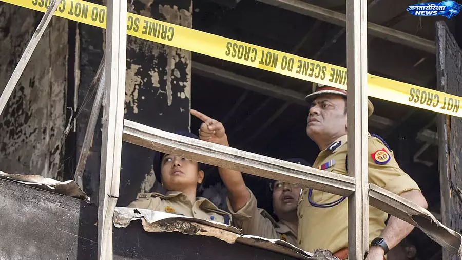 लखनऊ अलीगंज आग हादसा: SIT ने शुरू की जांच, मुख्यमंत्री के निर्देश पर टीम पहुंची मौके पर लखनऊ अलीगंज आग हादसा: SIT ने शुरू की जांच, मुख्यमंत्री के निर्देश पर टीम पहुंची मौके पर