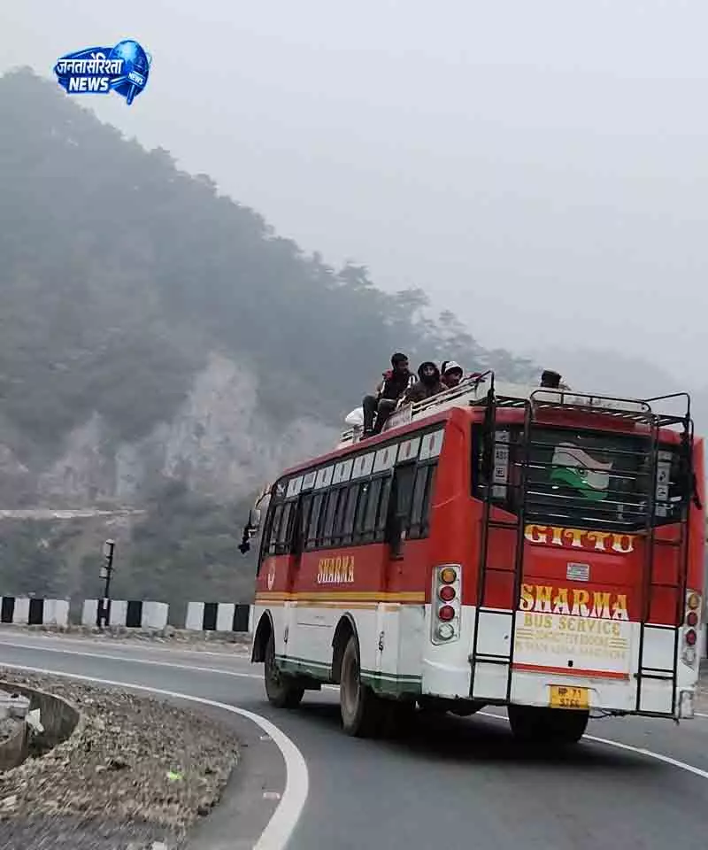 Himachal में बस ऑपरेटरों का फीस बढ़ोतरी पर विरोध Himachal में बस ऑपरेटरों का फीस बढ़ोतरी पर विरोध