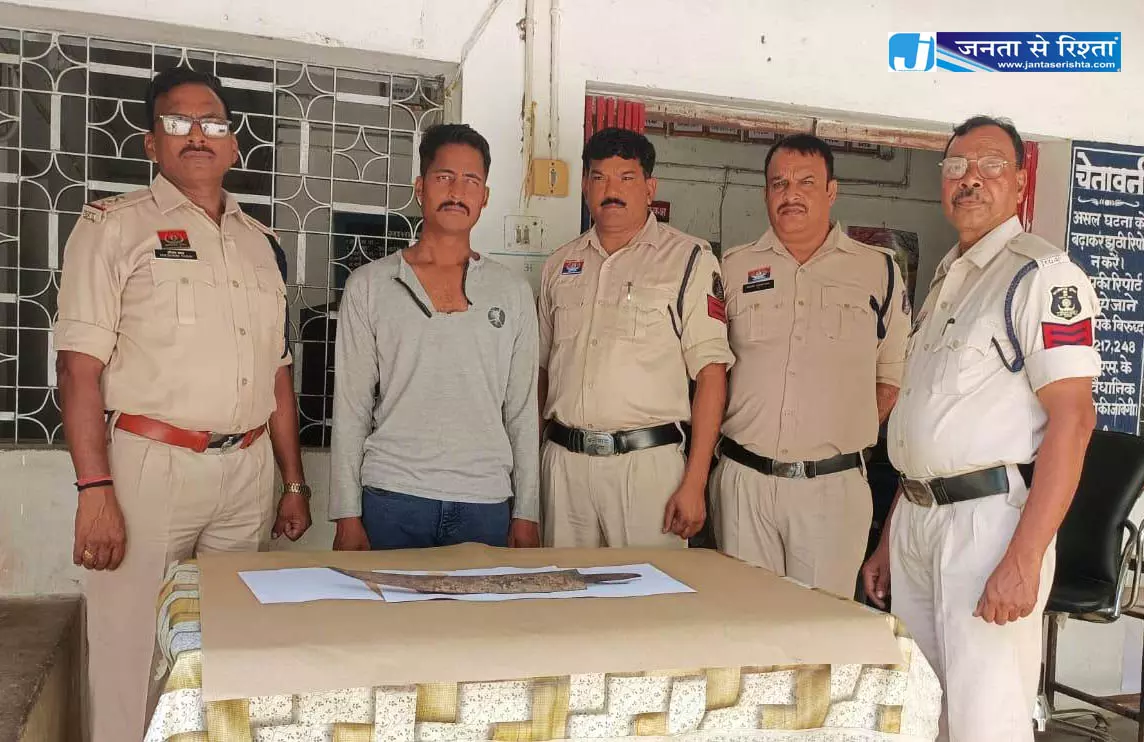 हाथ में तलवार लेकर राहगीरों को डरा-धमका रहा था बदमाश, घेराबंदी कर पुलिस ने दबोचा हाथ में तलवार लेकर राहगीरों को डरा-धमका रहा था बदमाश, घेराबंदी कर पुलिस ने दबोचा