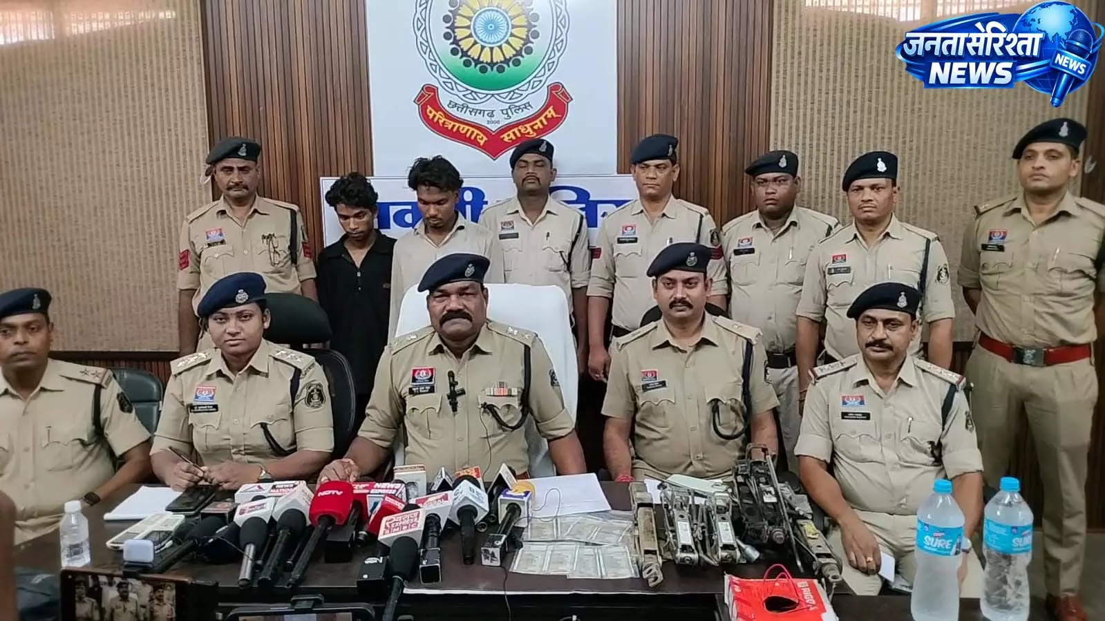 कारों के शीशे तोड़कर चोरी करने वाले गिरोह का पर्दाफाश, नाबालिग सहित 4 गिरफ्तार कारों के शीशे तोड़कर चोरी करने वाले गिरोह का पर्दाफाश, नाबालिग सहित 4 गिरफ्तार