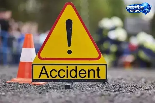 ट्रक और पुलिस वैन की जोरदार टक्कर