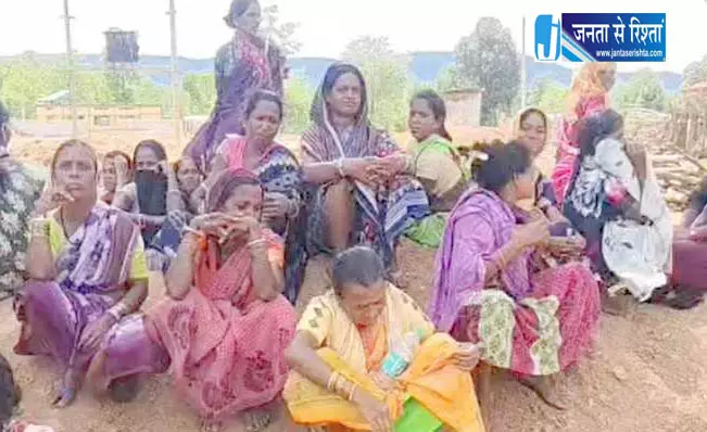 26 परिवार को गांव से खदेड़ रहे ग्रामीण, फोर्स लेकर पहुंची नारायणपुर पुलिस 26 परिवार को गांव से खदेड़ रहे ग्रामीण, फोर्स लेकर पहुंची नारायणपुर पुलिस