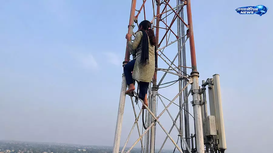 Bokaro : बॉयफ्रेंड की रिहाई को लेकर टावर पर चढ़ी नाबालिग, मचा हड़कंप Bokaro : बॉयफ्रेंड की रिहाई को लेकर टावर पर चढ़ी नाबालिग, मचा हड़कंप
