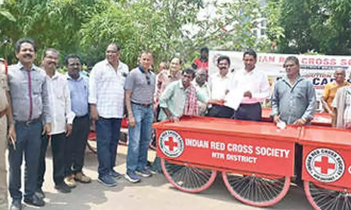 Andhra: P-4 पहल के तहत 20 पुश कार्ट बांटे गए Andhra: P-4 पहल के तहत 20 पुश कार्ट बांटे गए