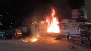 Haridwar: आग लगने से ई-रिक्शा शोरूम में भारी नुकसान Haridwar: आग लगने से ई-रिक्शा शोरूम में भारी नुकसान