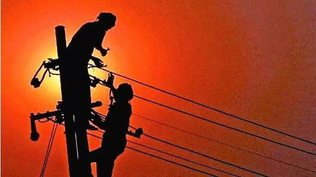 kerala: बिजली संकट के बीच KSEB की चेतावनी, सप्लाई पर नजर kerala: बिजली संकट के बीच KSEB की चेतावनी, सप्लाई पर नजर