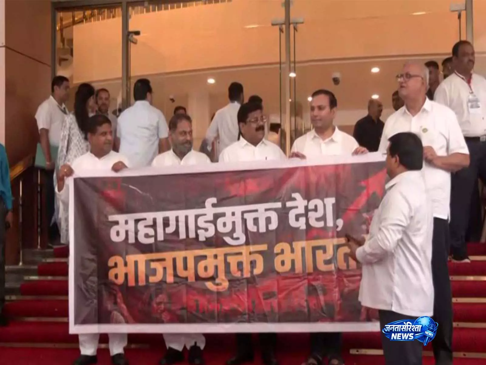 महाराष्ट्र: बढ़ती महंगाई के खिलाफ MVA नेताओं ने विधानसभा के बाहर किया विरोध प्रदर्शन महाराष्ट्र: बढ़ती महंगाई के खिलाफ MVA नेताओं ने विधानसभा के बाहर किया विरोध प्रदर्शन