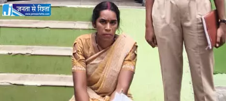 घर के पीछे से महुआ शराब बेच रही महिला गिरफ्तार घर के पीछे से महुआ शराब बेच रही महिला गिरफ्तार
