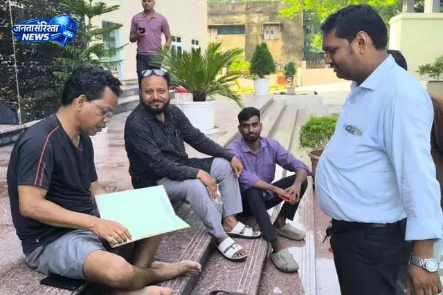 नगर आयुक्त ने खुद लगाई झाड़ू नगर आयुक्त ने खुद लगाई झाड़ू