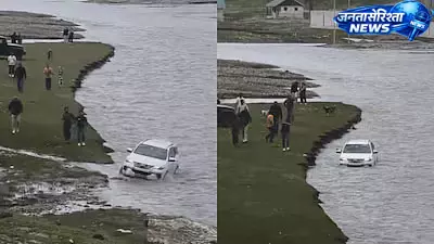 कश्मीर की झेलम नदी में SUV चलाने का वीडियो वायरल कश्मीर की झेलम नदी में SUV चलाने का वीडियो वायरल