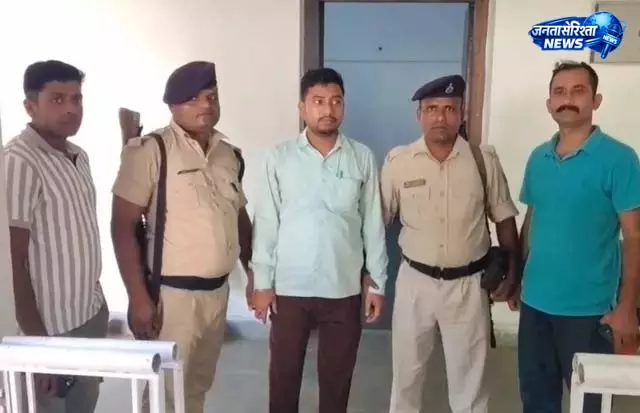 राजस्व कर्मचारी रंगे हाथों पकड़ा गया राजस्व कर्मचारी रंगे हाथों पकड़ा गया