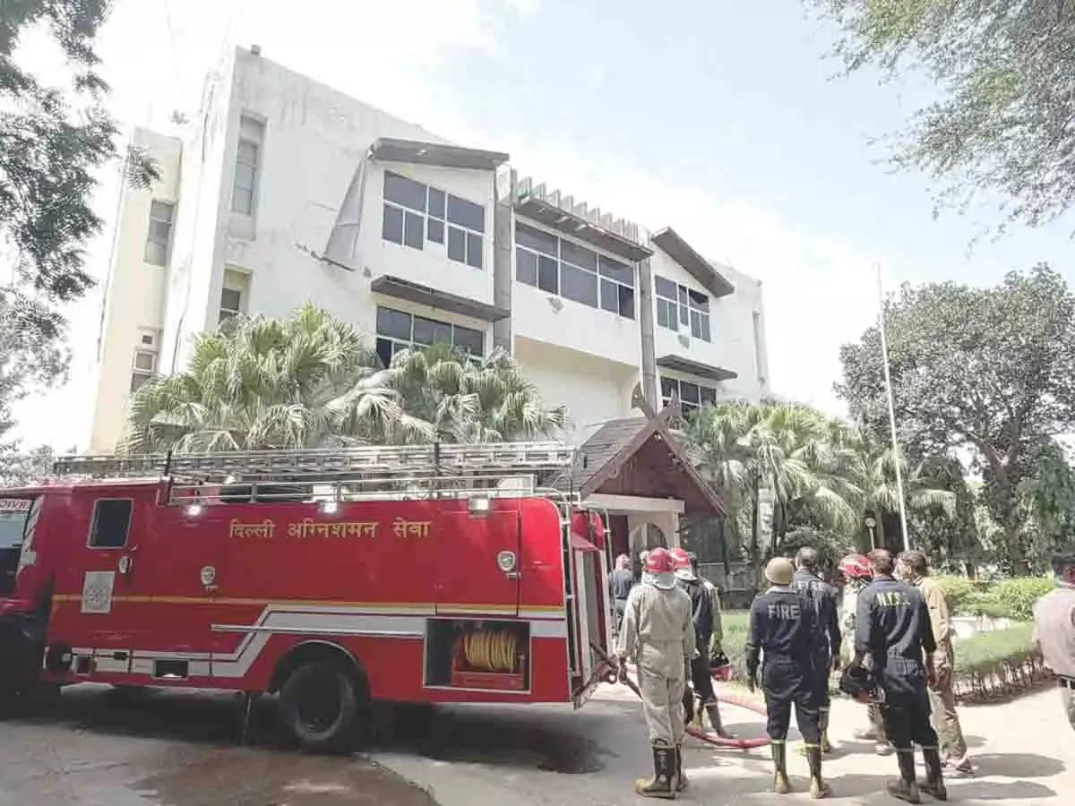 Delhi के नागालैंड हाउस में आग लगी; किसी के हताहत होने की खबर नहीं Delhi के नागालैंड हाउस में आग लगी; किसी के हताहत होने की खबर नहीं