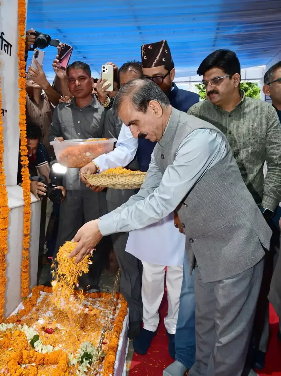 Shimla: हिमाचल की राजनीति के दिग्गज नेता वीरभद्र सिंह को जयंती पर नमन Shimla: हिमाचल की राजनीति के दिग्गज नेता वीरभद्र सिंह को जयंती पर नमन