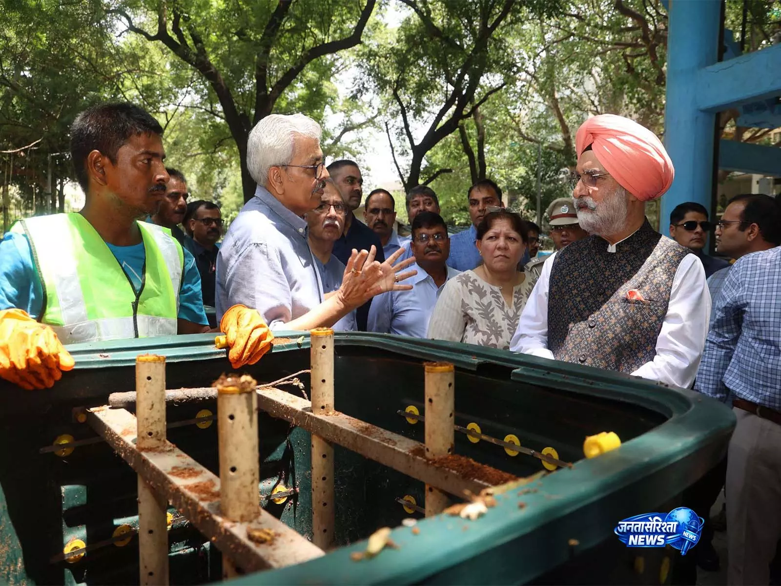 दिल्ली के LG ने ज़ीरो वेस्ट कॉलोनी मॉडल का निरीक्षण करने के लिए नवजीवन विहार का किया दौरा दिल्ली के LG ने ज़ीरो वेस्ट कॉलोनी मॉडल का निरीक्षण करने के लिए नवजीवन विहार का किया दौरा