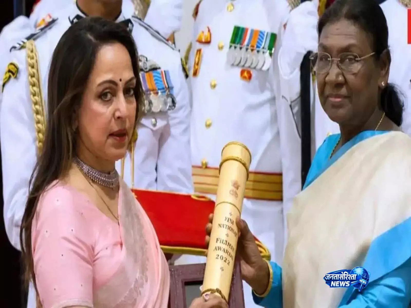 Hema Malini ने धर्मेंद्र की ओर से पद्म विभूषण ग्रहण किया, भावुक क्षण Hema Malini ने धर्मेंद्र की ओर से पद्म विभूषण ग्रहण किया, भावुक क्षण