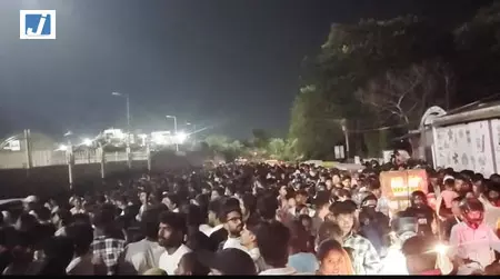 जेएससीए स्टेडियम में झारखंड टी-20 फाइनल के दौरान भारी भीड़ से मची भगदड़, कई घायल जेएससीए स्टेडियम में झारखंड टी-20 फाइनल के दौरान भारी भीड़ से मची भगदड़, कई घायल