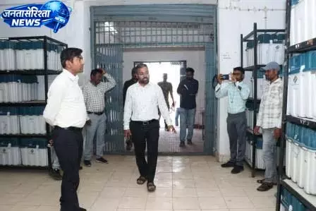 कलेक्टर ने किया ईवीएम व वीवीपैट वेयरहाउस का त्रैमासिक आंतरिक निरीक्षण