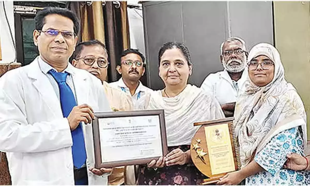 Andhra: कुरनूल GGH ब्लड सेंटर को मिला शीर्ष राष्ट्रीय पुरस्कार Andhra: कुरनूल GGH ब्लड सेंटर को मिला शीर्ष राष्ट्रीय पुरस्कार