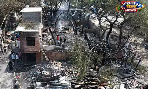 मल्होत्रा ने Delhi गेट आग पीड़ितों से मुलाकात की