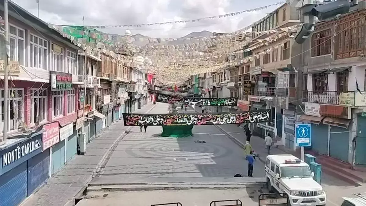 Leh: लद्दाख बंद से थमी रफ्तार, बाजार और यातायात सेवाएं प्रभावित Leh: लद्दाख बंद से थमी रफ्तार, बाजार और यातायात सेवाएं प्रभावित