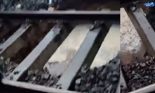 Mumbai में रेड अलर्ट, ट्रेन सेवाएं बाधित Mumbai में रेड अलर्ट, ट्रेन सेवाएं बाधित