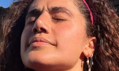 Taapsee Pannu ने सिर्फ 60 मिनट में 275 बर्पीज, 200 सिट-अप्स और 150 पुश-अप्स किए Taapsee Pannu ने सिर्फ 60 मिनट में 275 बर्पीज, 200 सिट-अप्स और 150 पुश-अप्स किए